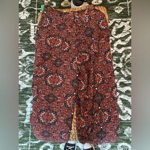 Wide leg flowy pants. Slits allow you to show a little leg w/o being too much